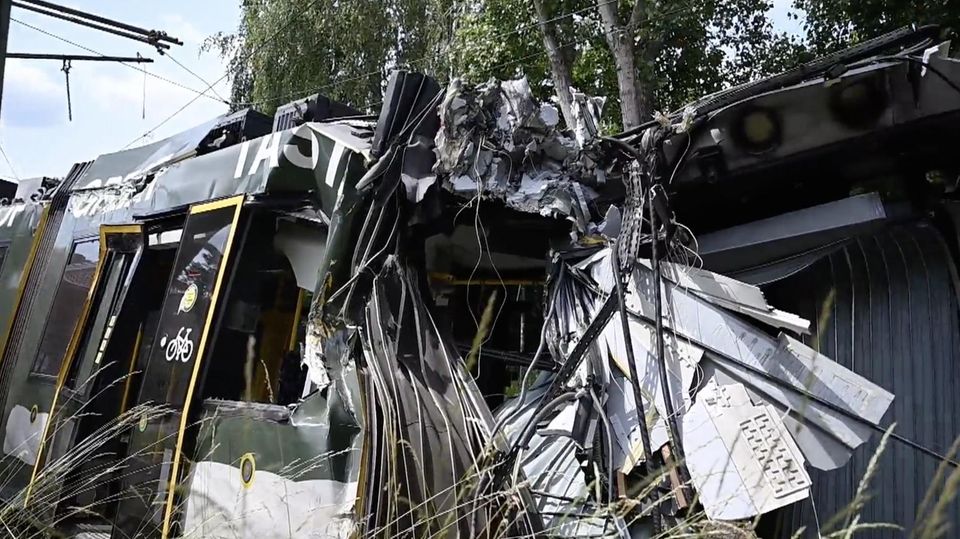 Eine Berliner Straßenbahn ist entgleist.