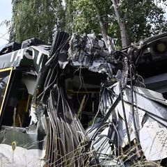 Eine Berliner Straßenbahn ist entgleist.