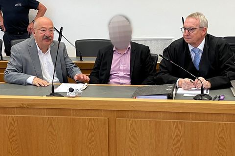 Die Staatsanwaltschaft legt dem Angeklagten versuchten heimtückischen Mord, gefährliche Körperverletzung sowie einen Verstoß geg