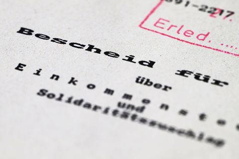 Hamburgs Finanzämter brauchen für das Bearbeiten von Einkommensteuerbescheiden wieder etwas länger. (Symbolbild) Foto: Robert Mi