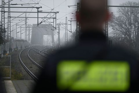 Der 15-Jährige kam der Oberleitung zu nah und erlitt lebensbedrohliche Verbrennungen. (Symbolbild) Foto: Katharina Kausche/dpa
