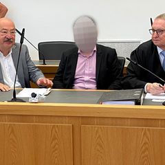 Die Staatsanwaltschaft legt dem Angeklagten versuchten heimtückischen Mord, gefährliche Körperverletzung sowie einen Verstoß geg