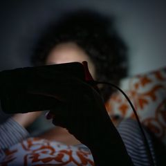 Kann das Einschlafen erschweren: übermäßige Smartphone-Nutzung im Bett. Foto: Sebastian Gollnow/dpa/dpa-tmn