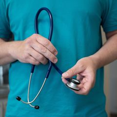 Das Sparpaket soll die gesetzlichen Krankenkassen 2027 um 16,3 Milliarden Euro entlasten - auch bei den Arztpraxen soll gekürzt