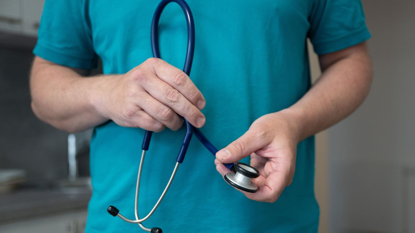 Das Sparpaket soll die gesetzlichen Krankenkassen 2027 um 16,3 Milliarden Euro entlasten - auch bei den Arztpraxen soll gekürzt