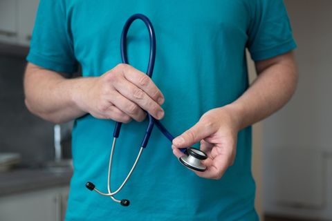Das Sparpaket soll die gesetzlichen Krankenkassen 2027 um 16,3 Milliarden Euro entlasten - auch bei den Arztpraxen soll gekürzt