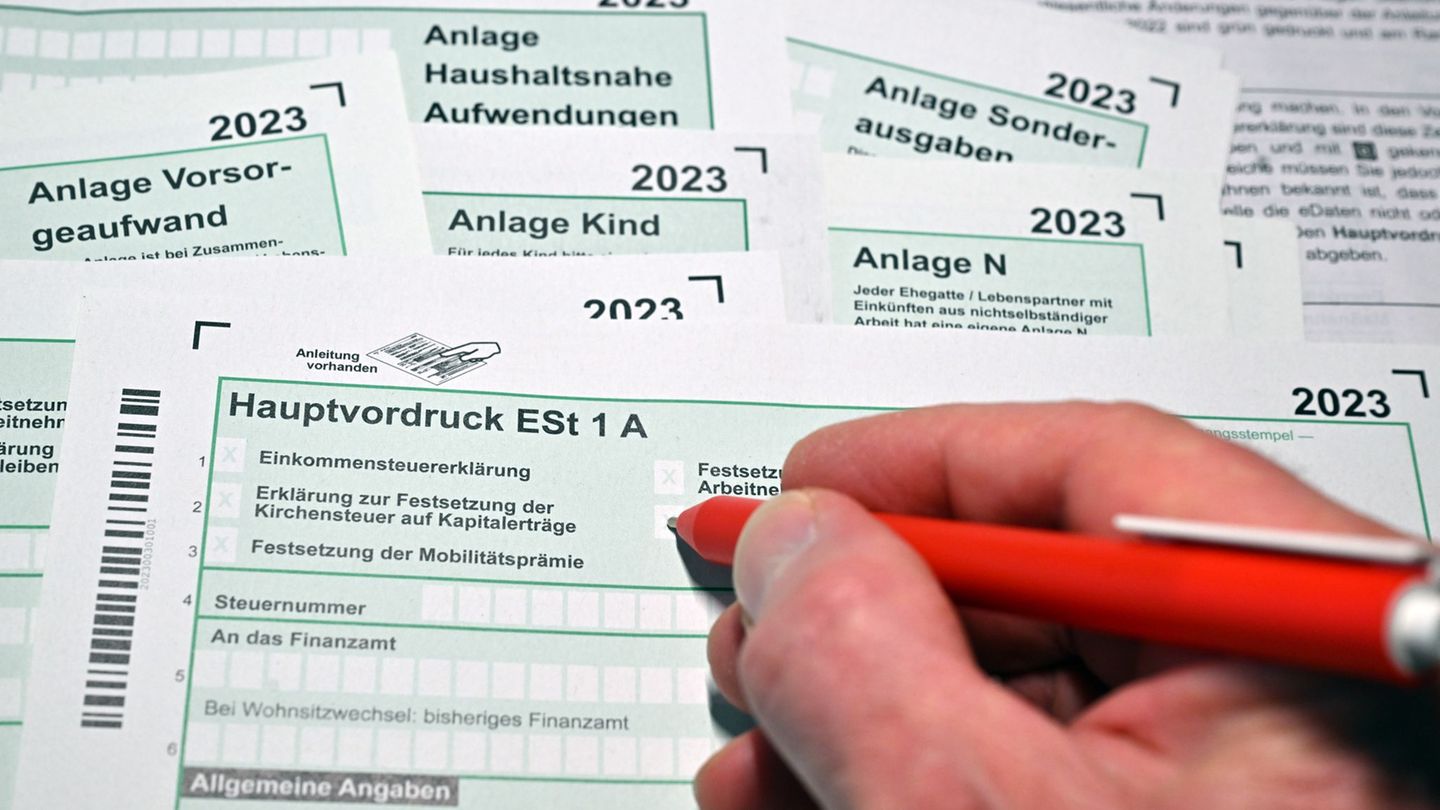 Die Bearbeitungszeiten für Einkommensteuererklärung variieren von Bundesland zu Bundesland. Foto: Martin Schutt/dpa