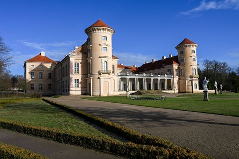 Eine Ausstellung widmet sich den Speisen am Rheinsberger Hof. (Symbolbild) Foto: Jens Kalaene/dpa