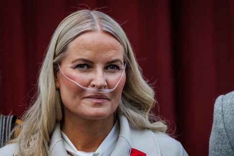 Mette-Marit mit Sauerstoffsonde