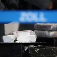Mehrere Beutel mit Kokain sind bei einer Pressekonferenz im Zollkriminalamt zu sehen