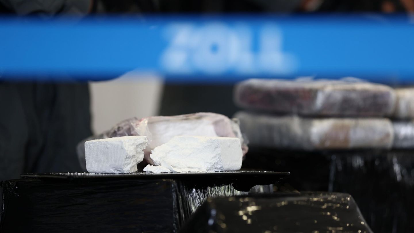 Mehrere Beutel mit Kokain sind bei einer Pressekonferenz im Zollkriminalamt zu sehen