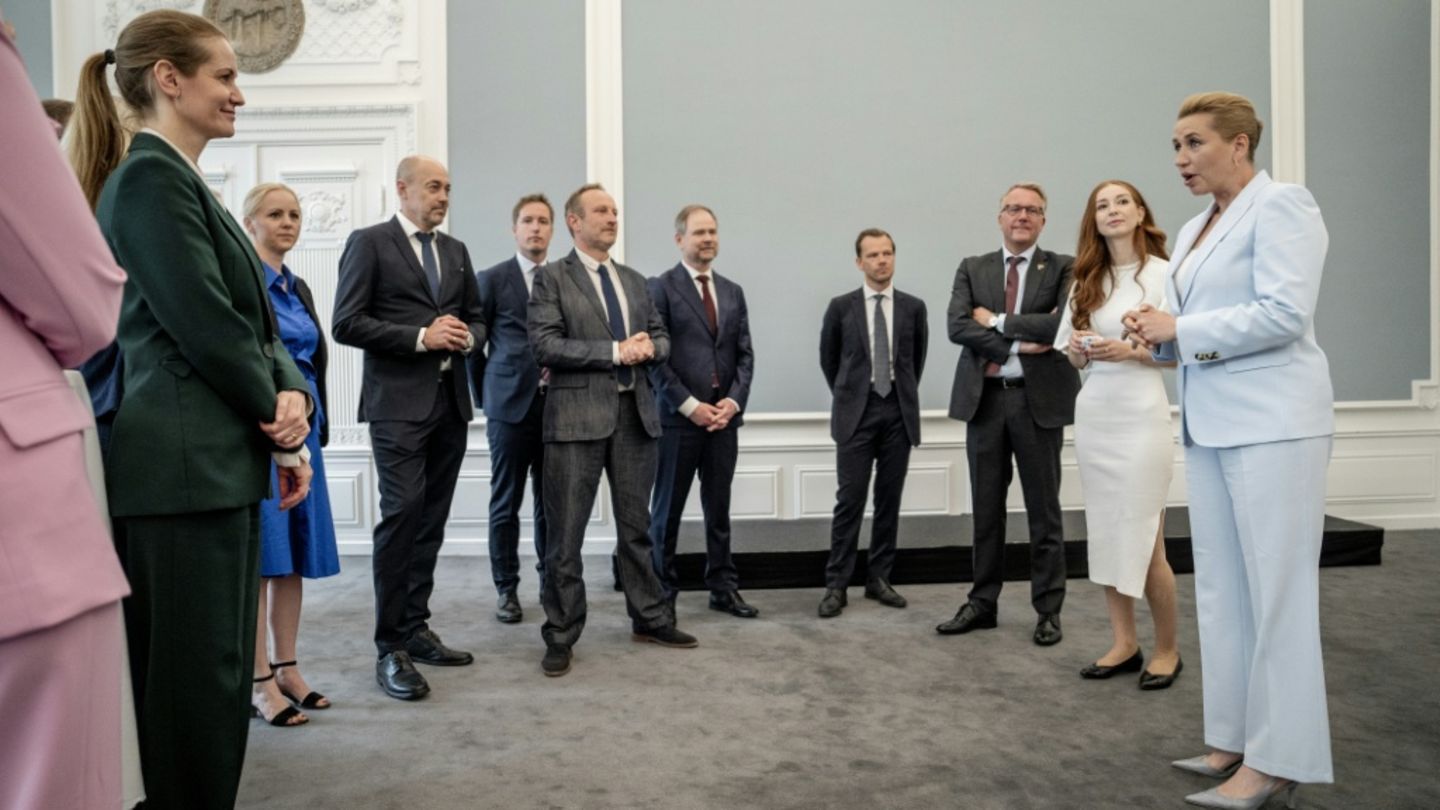 Frederiksen vor designierten Mitgliedern des Kabinetts