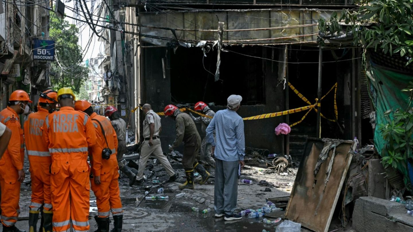 Einsatzkräfte am Brandort in Neu Delhi