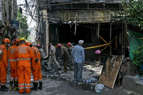Einsatzkräfte am Brandort in Neu Delhi