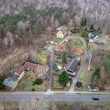 2017 hieß es: Geisterdorf zu verkaufen. Die winzige Ortschaft Alwine im Landkreis Elbe-Elster in Brandenburg kam fast gänzlich unter den Hammer. Bestehend aus einer Straße, mehreren sanierungsbedürftigen Wohnhäusern und Unterständen. Ein anonymer Bieter erstand das Dorf für 140.000 Euro.