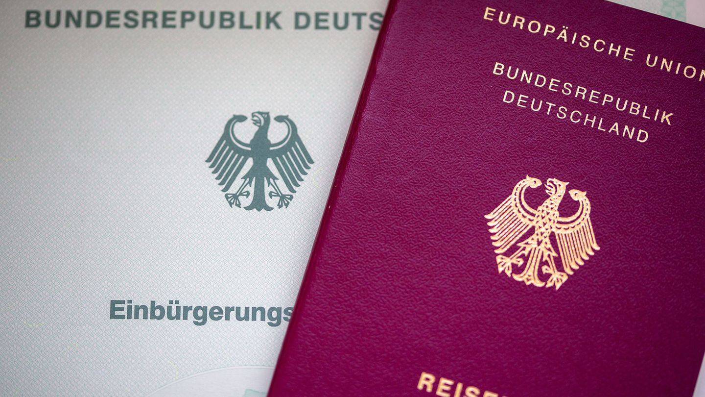 Begehrte Dokumente: Einbürgerungsurkunde und Reisepass. Foto: Fernando Gutierrez-Juarez/dpa