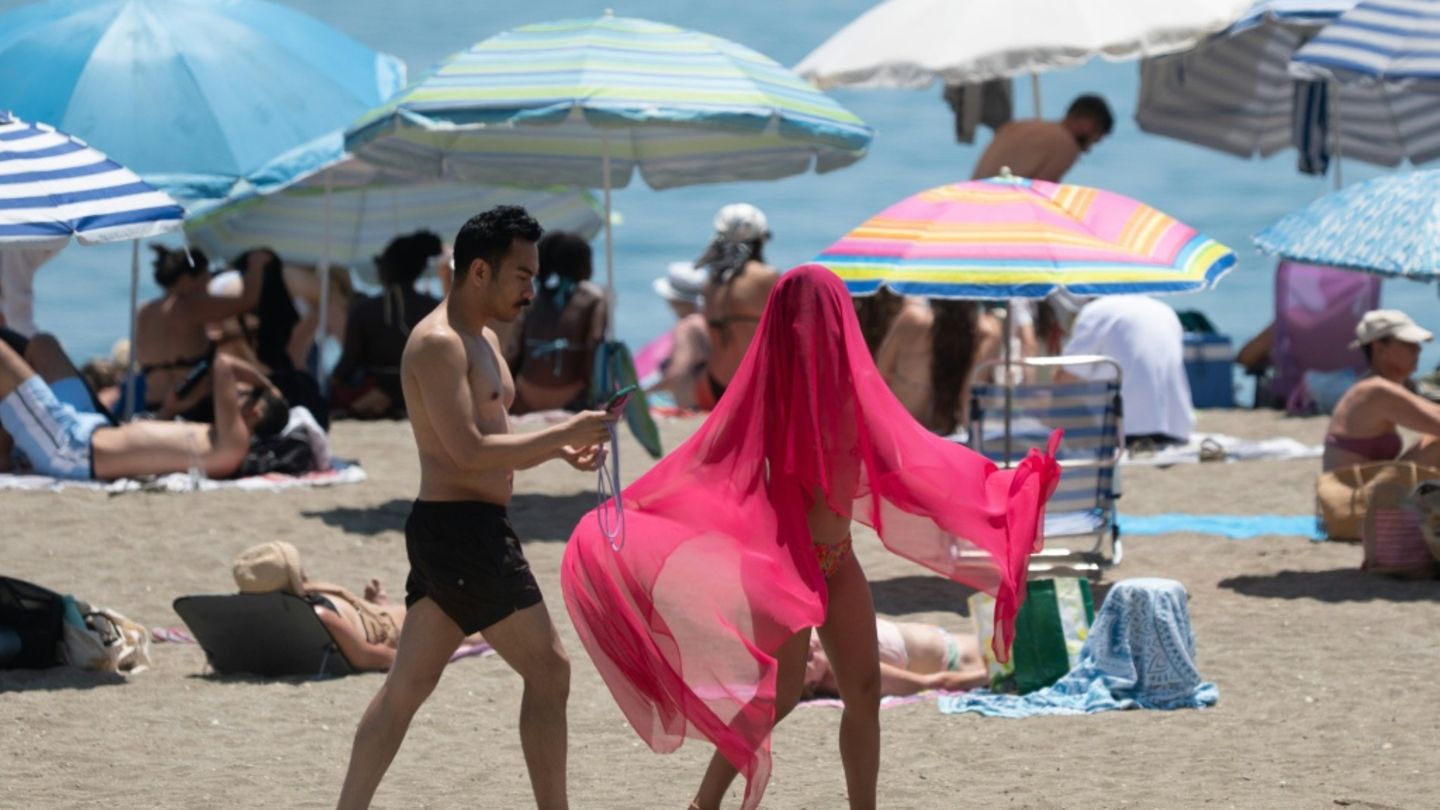 Menschen im Mai am Strand von Málaga