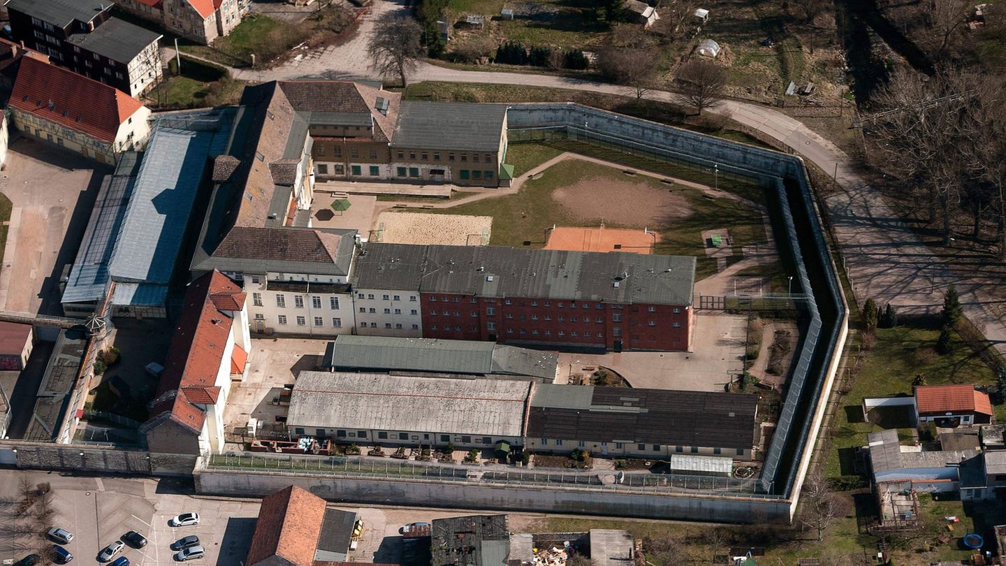 Knapp 130 Jahre lang bot die Jugendstrafanstalt Ichtershausen in Thüringen mehr als 180 Häftlingen Platz. 2014 wurde das Gefängnis durch einen Neubau ersetzt. Das fünf Hektar große Areal wurde an einen privaten Investor verkauft – zu welchem Preis ist nicht bekannt. Im Zuge der Flüchtlingskrise 2015 war es laut Medienberichten geplant, aus dem Gefängnis eine Notunterkunft zu machen. Heute verfallen die noch stehenden Gebäude zunehmend