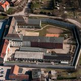 Knapp 130 Jahre lang bot die Jugendstrafanstalt Ichtershausen in Thüringen mehr als 180 Häftlingen Platz. 2014 wurde das Gefängnis durch einen Neubau ersetzt. Das fünf Hektar große Areal wurde an einen privaten Investor verkauft – zu welchem Preis ist nicht bekannt. Im Zuge der Flüchtlingskrise 2015 war es laut Medienberichten geplant, aus dem Gefängnis eine Notunterkunft zu machen. Heute verfallen die noch stehenden Gebäude zunehmend