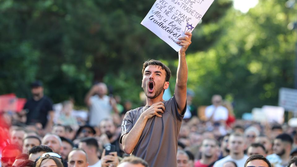 Demonstranten gegen Jared Kushner vor dem Innenministerium in Tirana