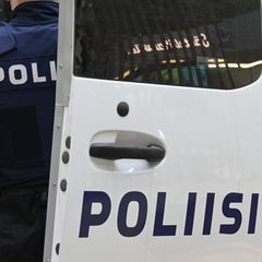 Polizist neben einem Einsatzfahrzeug in Finnland