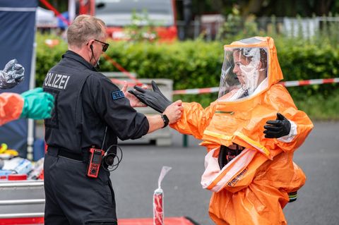 Im und am Kölner Stadion wurde die Dekontamination von Menschen, Gebäuden und auch Fahrzeugen geübt. Foto: Benjamin Westhoff/dpa