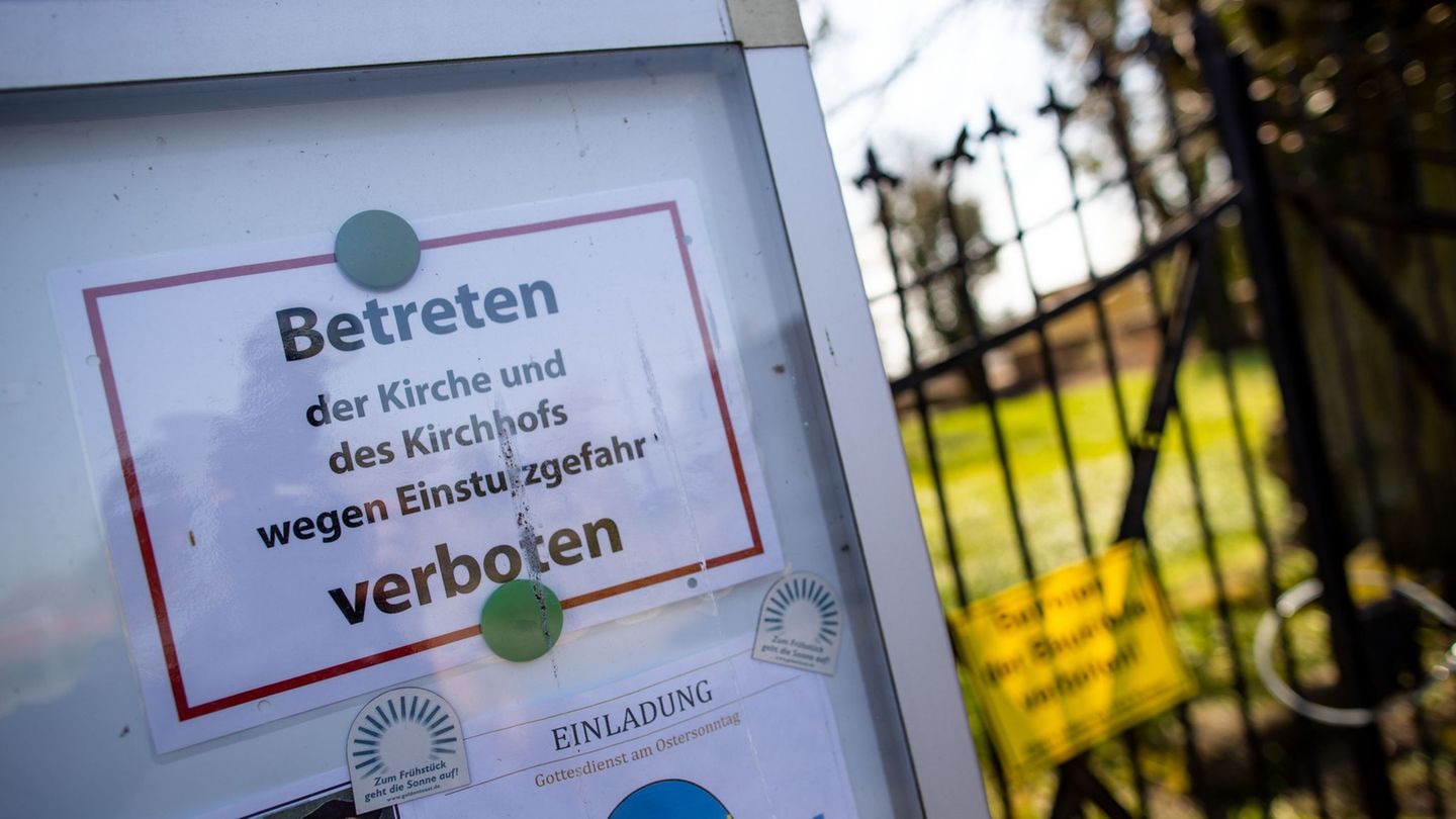 Einsturzgefahr am Kirchturm – Umwege für Autofahrer auf B104 Foto: Jens Büttner/dpa-Zentralbild/dpa