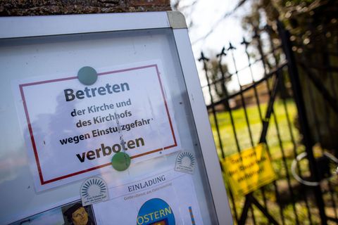 Einsturzgefahr am Kirchturm – Umwege für Autofahrer auf B104 Foto: Jens Büttner/dpa-Zentralbild/dpa