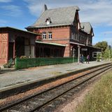 Wer sich schon einmal fühlen wollte wie bei Monopoly, bekommt regelmäßig die Möglichkeit, Bahnhöfe zu kaufen. Seit der Bahn-Privatisierung wurden etliche Stationen stillgelegt – insbesondere im ländlichen Raum. Oftmals sind die altehrwürdigen Gebäude relativ erschwinglich. So ging etwa der Bahnhof Bad Suderode (Bild) in Sachsen-Anhalt für 50.500 Euro über die Ladentheke. Der Bahnhof Mehringen wurde 2020 gar für ein Mindestgebot von 1000 Euro angeboten. Die Objekte werden meist mit relativ großen Grundstücken veräußert, allerdings auch oftmals mit strengen Denkmalschutz-Auflagen.