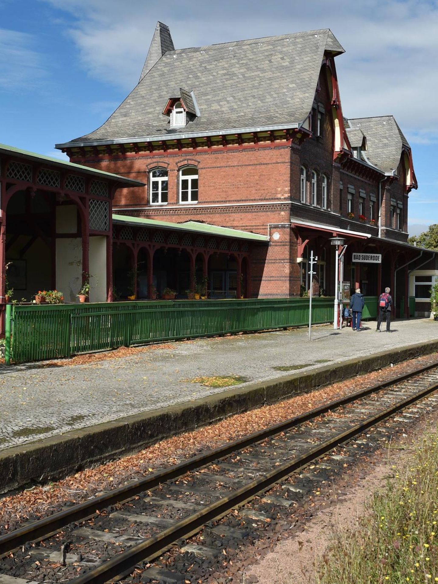 Wer sich schon einmal fühlen wollte wie bei Monopoly, bekommt regelmäßig die Möglichkeit, Bahnhöfe zu kaufen. Seit der Bahn-Privatisierung wurden etliche Stationen stillgelegt – insbesondere im ländlichen Raum. Oftmals sind die altehrwürdigen Gebäude relativ erschwinglich. So ging etwa der Bahnhof Bad Suderode (Bild) in Sachsen-Anhalt für 50.500 Euro über die Ladentheke. Der Bahnhof Mehringen wurde 2020 gar für ein Mindestgebot von 1000 Euro angeboten. Die Objekte werden meist mit relativ großen Grundstücken veräußert, allerdings auch oftmals mit strengen Denkmalschutz-Auflagen.