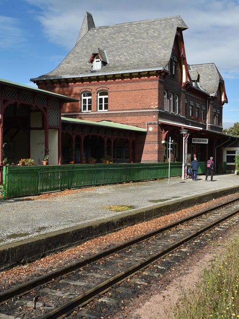 Wer sich schon einmal fühlen wollte wie bei Monopoly, bekommt regelmäßig die Möglichkeit, Bahnhöfe zu kaufen. Seit der Bahn-Privatisierung wurden etliche Stationen stillgelegt – insbesondere im ländlichen Raum. Oftmals sind die altehrwürdigen Gebäude relativ erschwinglich. So ging etwa der Bahnhof Bad Suderode (Bild) in Sachsen-Anhalt für 50.500 Euro über die Ladentheke. Der Bahnhof Mehringen wurde 2020 gar für ein Mindestgebot von 1000 Euro angeboten. Die Objekte werden meist mit relativ großen Grundstücken veräußert, allerdings auch oftmals mit strengen Denkmalschutz-Auflagen.