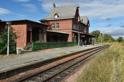 Wer sich schon einmal fühlen wollte wie bei Monopoly, bekommt regelmäßig die Möglichkeit, Bahnhöfe zu kaufen. Seit der Bahn-Privatisierung wurden etliche Stationen stillgelegt – insbesondere im ländlichen Raum. Oftmals sind die altehrwürdigen Gebäude relativ erschwinglich. So ging etwa der Bahnhof Bad Suderode (Bild) in Sachsen-Anhalt für 50.500 Euro über die Ladentheke. Der Bahnhof Mehringen wurde 2020 gar für ein Mindestgebot von 1000 Euro angeboten. Die Objekte werden meist mit relativ großen Grundstücken veräußert, allerdings auch oftmals mit strengen Denkmalschutz-Auflagen.