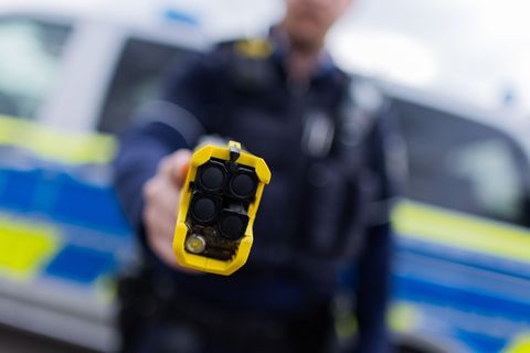Taser statt Pistole? Die bayerische Polizei will das nun auch für den Einsatz auf Streife testen. (Symbolbild) Foto: Rolf Vennen