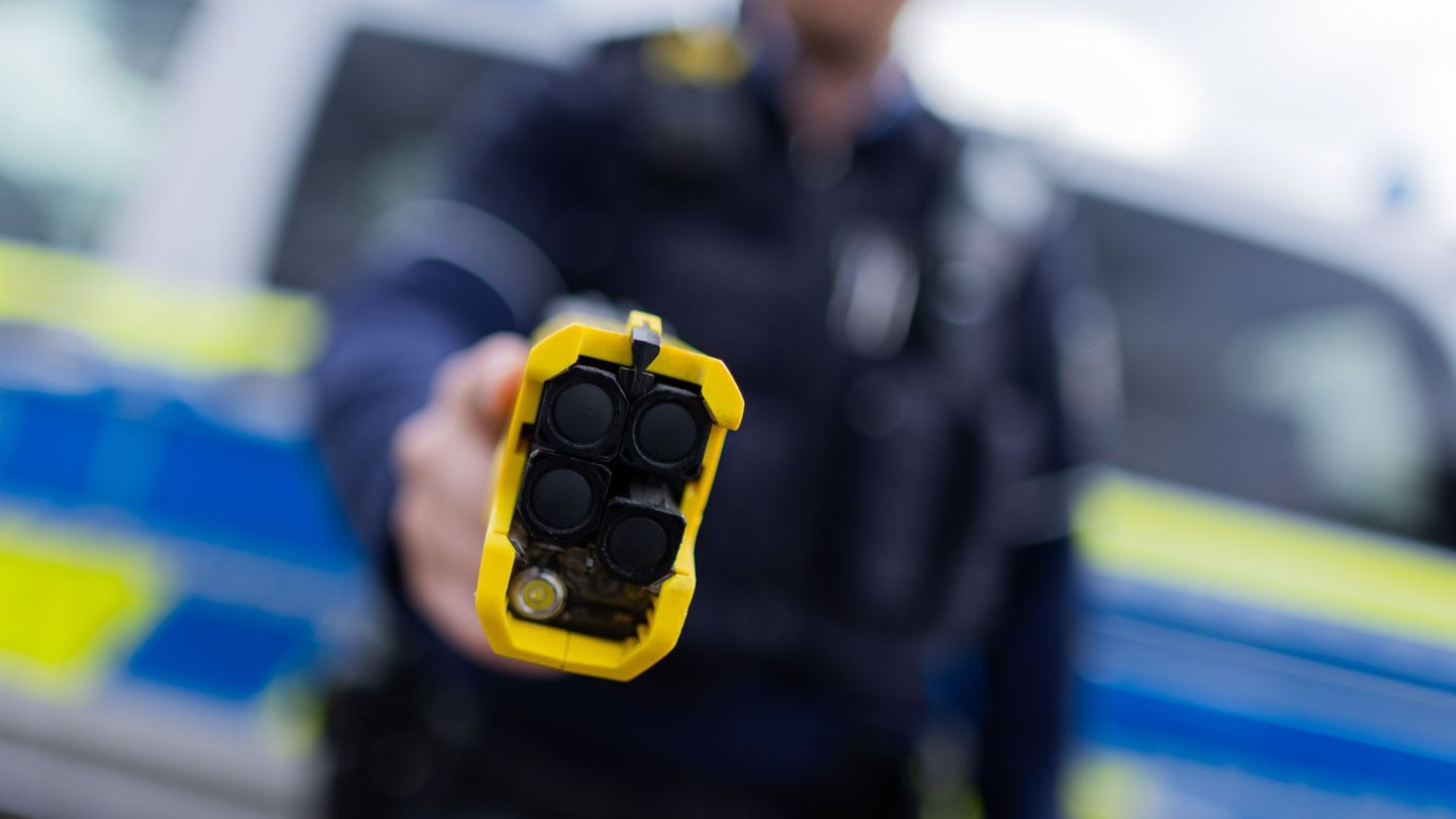 Taser statt Pistole? Die bayerische Polizei will das nun auch für den Einsatz auf Streife testen. (Symbolbild) Foto: Rolf Vennen