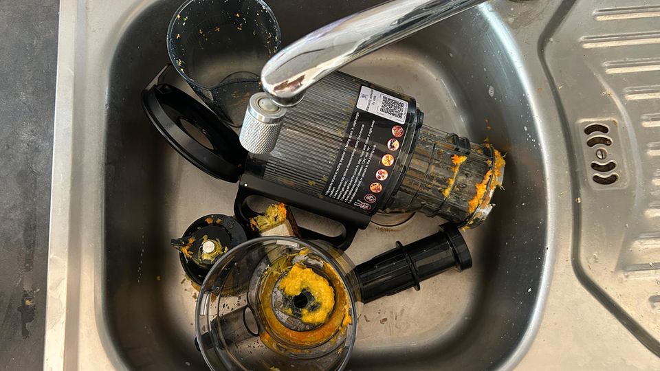 Wer eine kleine Spüle hat, bekommt mit den großen Teilen des Entsaftes schnell Probleme