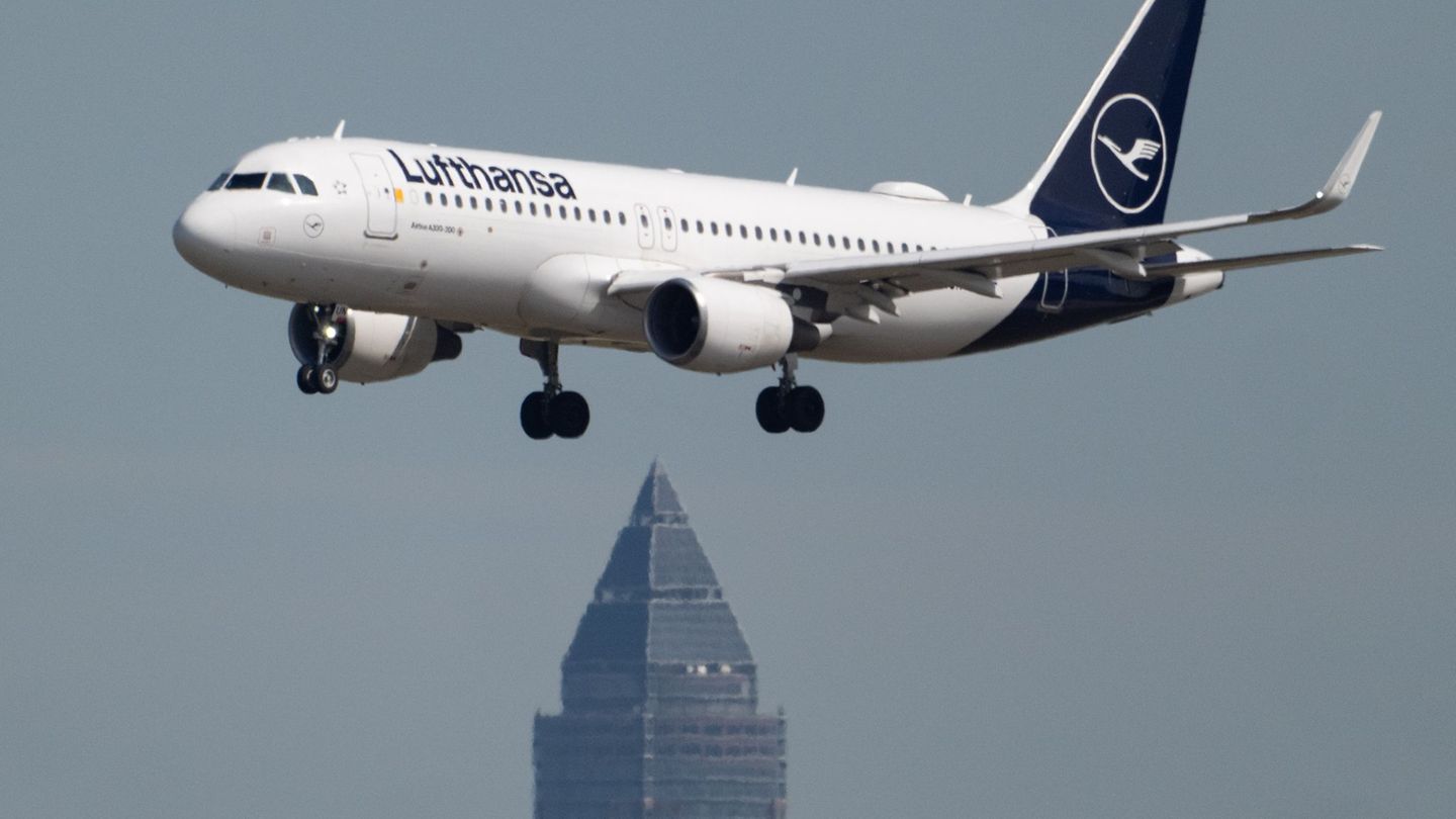 Hat die Lufthansa für den Sommer genug Personal an Bord? Die Gewerkschaft Ufo hat Zweifel. Foto: Boris Roessler/dpa