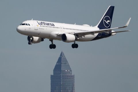 Hat die Lufthansa für den Sommer genug Personal an Bord? Die Gewerkschaft Ufo hat Zweifel. Foto: Boris Roessler/dpa