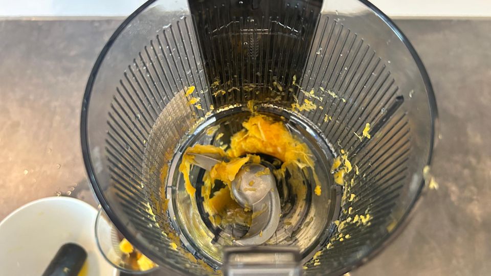 Im Häcksler verfangen sich leider weiche Früchte wie Orangen. Für hartes Gemüse ist er dagegen nützlich