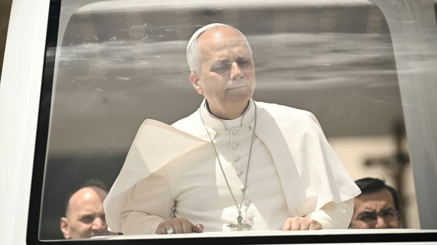 Papst Leo XIV. am Mittwoch im Papamobil