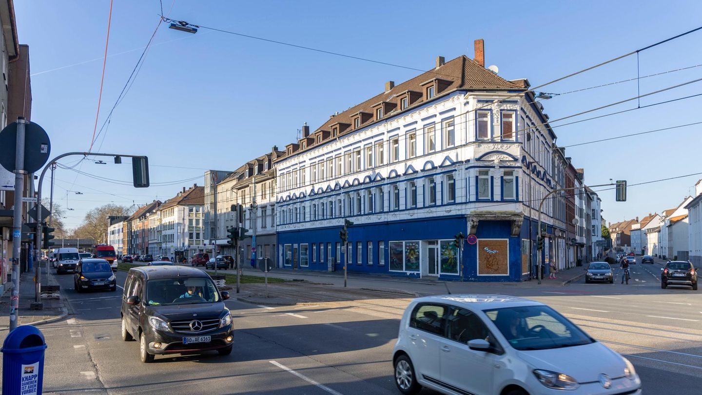 Es ist eines der markantesten Häuser Gelsenkirchens – und wurde zur größten Problemimmobilie: Die Engelsburg mitten auf der Schalker Meile war einst Symbol des wirtschaftlichen Aufstiegs des Ruhrgebiets. Später verfiel das Gebäude – und geriet immer wieder als Negativbeispiel für Immobilienspekulationen in die Schlagzeilen. Im Februar 2023 ersteigerte ein privater Investor das Objekt für mehr als 750.000 Euro, obwohl der Schätzwert bei nur etwa 385.000 Euro gelegen hatte. Der Investor stach damit sogar eine Wohnungsgesellschaft der Stadt Gelsenkirchen aus. Gezahlt hat der Investor nur einen Bruchteil. Die Engelsburg wurde zu einer „Schrottimmobilie“ – ein Geschäftsmodell, bei dem baufällige Häuser zu überteuerten Preisen an Menschen vermietet werden, die sonst auf dem Mietmarkt keine Chance hätten. Mitte 2025 schaffte es die Stadt Gelsenkirchen, die Engelsburg aufzukaufen. Nun soll sie abgerissen werden.