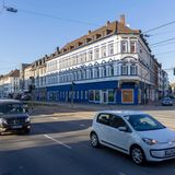 Es ist eines der markantesten Häuser Gelsenkirchens – und wurde zur größten Problemimmobilie: Die Engelsburg mitten auf der Schalker Meile war einst Symbol des wirtschaftlichen Aufstiegs des Ruhrgebiets. Später verfiel das Gebäude – und geriet immer wieder als Negativbeispiel für Immobilienspekulationen in die Schlagzeilen. Im Februar 2023 ersteigerte ein privater Investor das Objekt für mehr als 750.000 Euro, obwohl der Schätzwert bei nur etwa 385.000 Euro gelegen hatte. Der Investor stach damit sogar eine Wohnungsgesellschaft der Stadt Gelsenkirchen aus. Gezahlt hat der Investor nur einen Bruchteil. Die Engelsburg wurde zu einer „Schrottimmobilie“ – ein Geschäftsmodell, bei dem baufällige Häuser zu überteuerten Preisen an Menschen vermietet werden, die sonst auf dem Mietmarkt keine Chance hätten. Mitte 2025 schaffte es die Stadt Gelsenkirchen, die Engelsburg aufzukaufen. Nun soll sie abgerissen werden.
