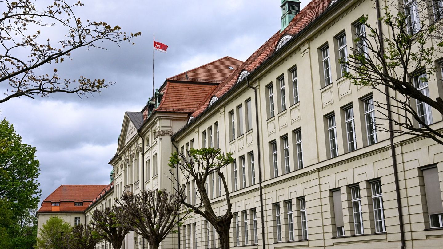 Die Staatsanwaltschaft Potsdam ermittelt wegen des Verdachts der Körperverletzung im Amt gegen eine Mitarbeiterin der Staatskanz