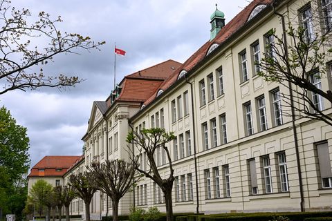 Die Staatsanwaltschaft Potsdam ermittelt wegen des Verdachts der Körperverletzung im Amt gegen eine Mitarbeiterin der Staatskanz