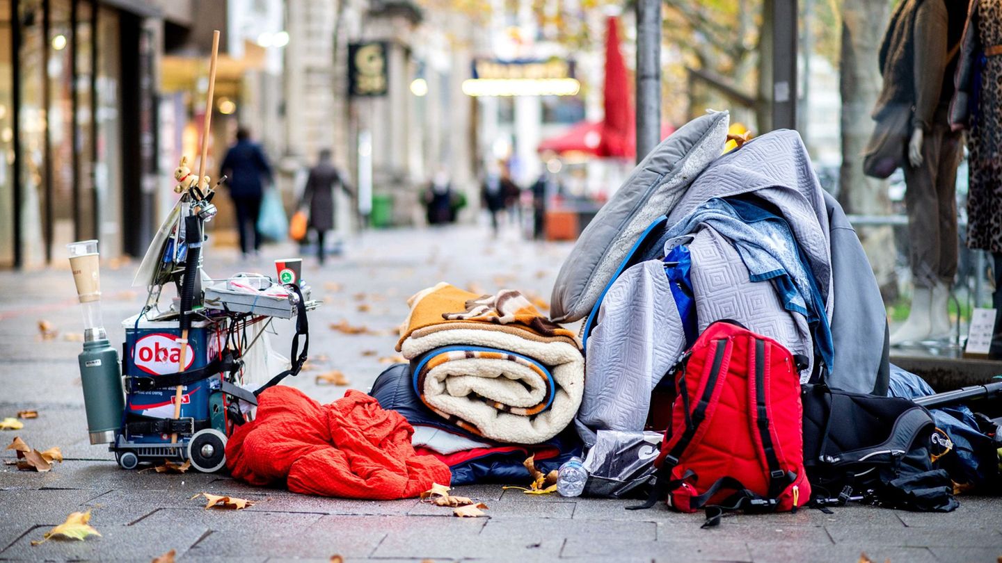 Die Habseligkeiten eines Obdachlosen liegen auf einem Bürgersteig in der Innenstadt Hannovers. Nicht nur kalte Winter sind für w