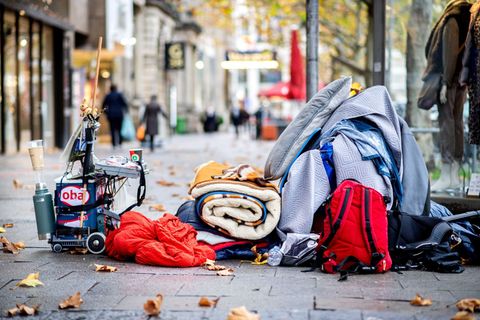 Die Habseligkeiten eines Obdachlosen liegen auf einem Bürgersteig in der Innenstadt Hannovers. Nicht nur kalte Winter sind für w