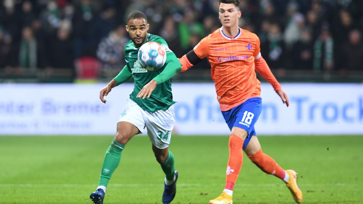 Jean-Manuel Mbom (l) spielte in der Vergangenheit unter anderem für den SV Werder Bremen. (Archivbild) Foto: Carmen Jaspersen/dp