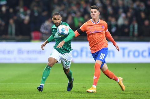 Jean-Manuel Mbom (l) spielte in der Vergangenheit unter anderem für den SV Werder Bremen. (Archivbild) Foto: Carmen Jaspersen/dp