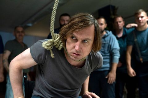 Diese frühe Szene im "Tatort: Borowski und der gute Mensch" dürfte extra für Lars Eidinger erdacht und geschrieben worden sein. Als inhaftierter Mörder Kai Korthals spielt er im Schiller-Stück "Die Räuber" der Gefängnis-Theater-AG die Hauptrolle und legt – wie nicht anders zu erwarten – einen großen Auftritt hin.