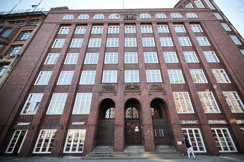 Die Sanierung des Dienstgebäudes der Finanzbehörde liegt nach Angaben von Finanzsenator Andreas Dressel (SPD) sowohl im Zeit- al