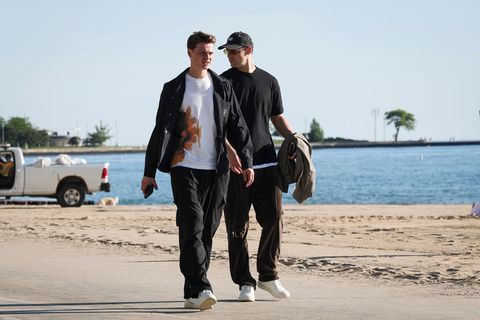 Jonas Urbig (l.) und Manuel Neuer (r.) gehen am Lake Michigan spazieren. Foto: Christian Charisius/dpa